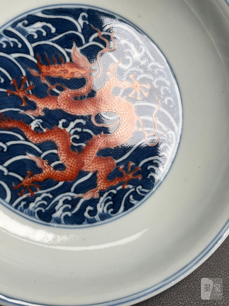 清道光  青花矾红九龙闹海图盘 - 图8